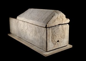 メロビンジアン美術：シャラントン・シュル・シェールの石棺（7世紀）。 作： Merovingian