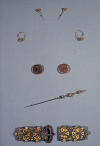 アート・メロヴィング朝（ガリア）。フランの女王アルネゴンドまたはアレゴンド（v.515-600）のセット、570年頃。クロテール1世（511-561）の妻。上から下に向かって：銀と金のフィリグリーで作られたピン、七宝銀、銅のフィリグリー、ガーネットで作られた耳飾りのペア。 作： Merovingian Merovingian