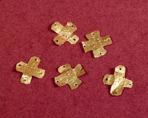 メロビンジアン美術：金の小さな十字架。6世紀サン・ジェルマン・アン・レイ国立考古学博物館