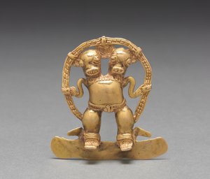 双頭フィギュアペンダント、c。 700-1550（キャストおよびハンマーゴールド） 作： Mesoamerican Mesoamerican
