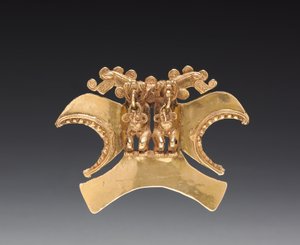 ダブルバードヘッドフィギュアペンダント、c。 1000-1500（鋳造および槌で打たれた金） 作： Mesoamerican Mesoamerican