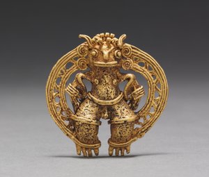 フィギュアペンダント、c。 1000-1550（キャストゴールド） 作： Mesoamerican Mesoamerican