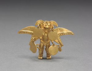 ウィングドフィギュアペンダント、c。 1000-1550（鋳造および槌で打たれた金） 作： Mesoamerican Mesoamerican