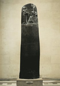 ハンムラビ法典：シャマシュ神がバビロン王ハンムラビに法律を説いたもので、紀元前1750年頃にイランのスーサで発見された（玄武岩 作： Mesopotamian