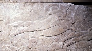 長い間、この浮き彫りは、皮膚の表面に含まれる空気のおかげで水中で呼吸できる人間を表していると考えられていました。現在では、船外機がブイの役割を果たし、それに支えられて泳いでいると考えられています-浮彫り、メソポタミア、7 作： Mesopotamian