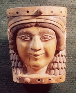 サルマナッサー3世の宮殿の紀元前1400年〜612年の女性の首長。 作： Mesopotamian
