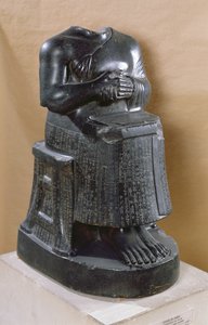 建築家としてのGudea王子（紀元前2170〜2130年）の頭のない像。テルロー（ゲルス古代）紀元前2100〜2000年（閃緑岩）