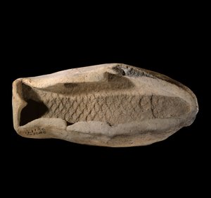 メソポタミー：魚の形をしたテラコッタの型。紀元前1800年頃。マリ王ジムリリム宮殿の王室用食器より。パリ、ルーブル美術館 作： Mesopotamian