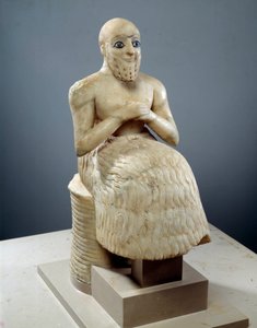 アート・メソポタミア：インテンダント・エビ・イルの彫像。アルバスター、貝、ラピスラズリ、片岩の彫刻、紀元前2500年頃（シュメール時代、紀元前2900～2200年頃）。マリから。高さ：0.525メートル 作： Mesopotamian Mesopotamian