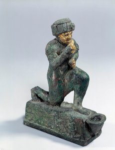 メソポタミア：銀、ブロンズ、金で作られた跪いた崇拝者の彫像、ハムラビの生涯のためにアムルル神に捧げられたエクス・ヴォト。紀元前1800年。ラルサ遺跡から。パリ、ルーヴル美術館 作： Mesopotamian Mesopotamian