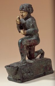 メソポタミア：銀、ブロンズ、金で作られた跪いた崇拝者の彫像、ハムラビの生涯のためにアムルル神に捧げられたエクス・ヴォト。紀元前1800年。ラルサ遺跡から。パリ、ルーヴル美術館