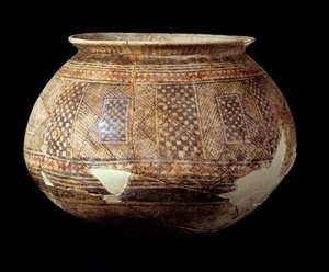 オリエンタルアート。メソポタミアまたはシリア北部のハラフ（テラコッタ、紀元前4500年頃）様式の幾何学的な装飾を施した花瓶。パリ、ルーヴル美術館 作： Mesopotamian Mesopotamian