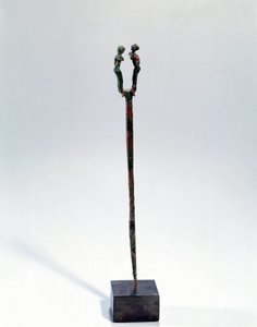 東洋美術：二文字のピン・ヘッド・デコレーション青銅器、紀元前3300〜3200年頃（メソポタミア、ウリック時代）。テッロ産。高さ18cm。パリ、ルーヴル美術館（Musee Du Louvre 作： Mesopotamian Mesopotamian
