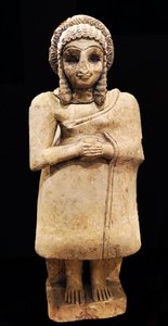 簡素な衣装を着た女性崇拝者の像、クファジャ、メソポタミア、前2650～2550年頃（石膏