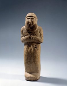 メソポタミア：石灰岩製の裸の王様と神官の像。ウリク時代。紀元前3200年パリ、ルーブル美術館 作： Mesopotamian School