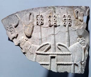 メソポタミア地方：ウルク様式で彫られた花瓶の破片に描かれた安定した場面のレリーフ。シュメール地方。紀元前3300年パリ、ルーブル美術館