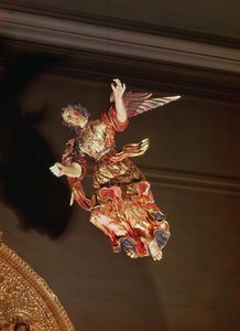 セントジョセフ礼拝堂の祭壇画の上の天使（木を塗ったもの）