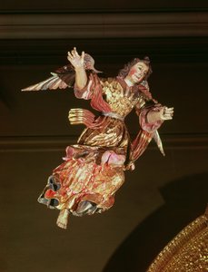 セントジョセフ礼拝堂の祭壇画の上の天使（木を塗ったもの）