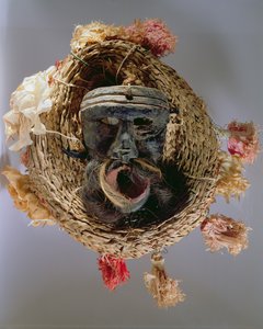 メキシコゲラゲツァの毎年恒例のフェスティバルを祝うためのコスチュームマスク（木、ストロー、紙など） 作： Mexican School