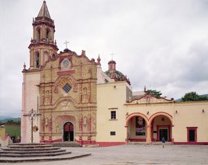セントジェームスのフランシスコ会伝道教会、ジャルパンでのファサード、1751-58 作： Mexican School