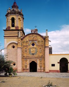 コンカの大天使聖ミカエルのフランシスコ会伝道教会のファサード、1754-58 作： Mexican School