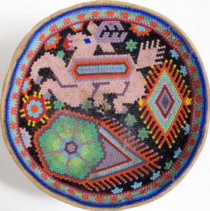 メキシコ、シエラマドレのウイチョルボウル（テキスタイル） 作： Mexican School