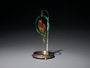 とまり木に乗ったオウム（オウム）、ピーター・カール・ファベルジェ（1846-1920）の会社 作： Michael Evlampievich Perkhin