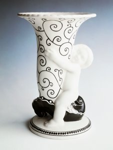 黒い装飾の花瓶、ケルビムが持つ円錐形の胴体、オーストリア、Vereinigte Wiener Und Gmundner Keramik、20世紀（白いエナメル土器）