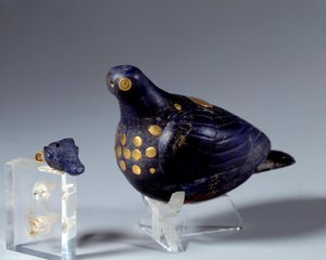 東方アンティキテ：ラピスラズリ（瑠璃）と金の鳩。スーサのウェブサイトより。メディオ・エラミテ時代（イラン）。紀元前1200年 パリ、ルーヴル美術館 作： Middle Elamite Period