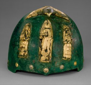 翼を広げた鳥の下に神像を配した兜 紀元前1500～1100年頃（ブロンズ、アスファルトの上に金箔を貼ったもの 作： Middle Elamite Period