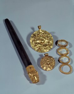研ぎ石と顆粒リング。イラン南西部、スーサの遺跡から。紀元前1150年パリ、ルーブル美術館 作： Middle Elamite Period