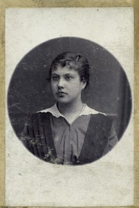 少女のヴィンテージ・ポートレート。撮影は1914年頃。 作： 