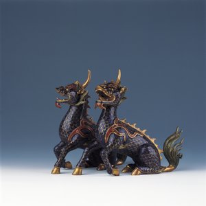 座った麒麟（七宝焼エナメルと金銅）のペア 作： Ming Dynasty   Wanli Period Chinese School
