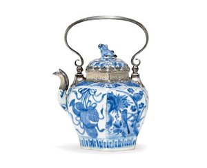 青と白のティーポットとカバー（セラミックとシルバー） 作： Ming Dynasty Chinese School