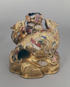 岩の上のフェニックスの形で中国の金箔銅ワイン容器 作： Ming Dynasty Chinese School