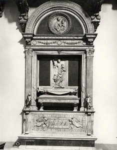 ウーゴ伯爵（1001年没）トスカーナ侯爵の記念碑（大理石）（モノクロ写真） 作： Mino da Fiesole