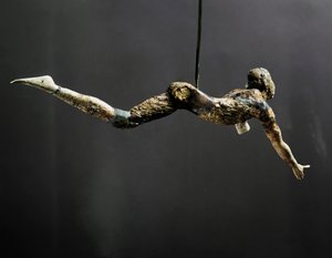 アクロバット（別名：ブルリーパー）、象牙の置物、紀元前1700～1400年 作： Minoan
