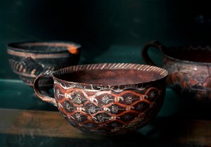 ミノア美術：クノッソスから出土したカマレス（クレタ島）時代のプロトパルパラリー（紀元前2100年から1650年）の陶製カップ。エラクリオン、考古学博物館 作： Minoan