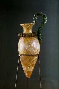ミノア美術：ザクロス・ア・クレタ島の聖域の宝物庫から出土した岩石結晶と銅製のリトンまたはリトンス（アパタートベース）。紀元前1700～1400年、考古学博物館-ミノア美術：宝物庫から出土した岩石結晶と銅製のリュトン（儀式用散水器）。 作： Minoan