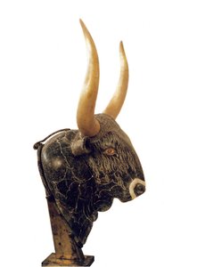 ミノア美術：クレタ島のクノッソス（Knossos）の小宮殿から出土した牛の頭の形をしたリゾンまたはリゾン（アパレイションのグラス）。紀元前1550-1500年。Heraklion, Archeological Museum 作： Minoan