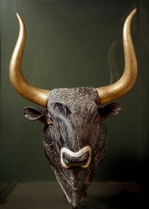 ミノア美術：クレタ島のクノッソス（Knossos）の小宮殿から出土した牛の頭の形をしたリゾンまたはリゾン（アパレイションのグラス）。紀元前1550-1500年。Heraklion, Archeological Museum - ミノア美術：金の角を持つ雄牛の頭のリトン（儀式用のガラス 作： Minoan