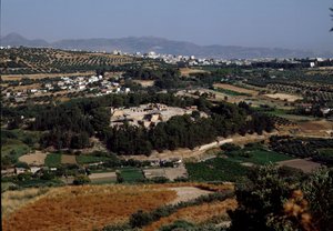 ミノア美術：クノッソス(Knossos)のミノス王の宮殿全体の様子。紀元前1600〜1400年。クレタ島 作： Minoan