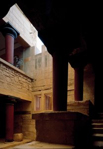 ミノア美術：クノッソス（Knossos）のミノス王の宮殿の内部の様子、東洋風の階段と天窓。紀元前1600〜1400年。クレタ島 作： Minoan