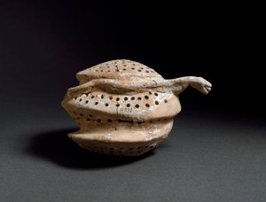 アール・エジーン：蜂の巣と蛇の形をした陶器の花瓶。クノッソス（Knossos）出土。紀元前1700-1450年。Heraklion, Archeological Museum 作： Minoan