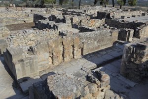 ミノア時代のファイストスの遺跡、北東のコンプレックス。旧宮殿に直接隣接した4つの部屋からなる複合施設。これらの部屋には貴重な祭祀用の容器が保管されていた。有名なヒエログリフの書かれた「ファイストスの円盤」はここで発見され、他の