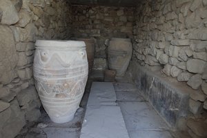 ミノア時代の遺跡ファイストス。巨大なピトイ（貯蔵用の壺）の雑誌。これらの壺には、円盤やロープの模様が浮き彫りにされている。