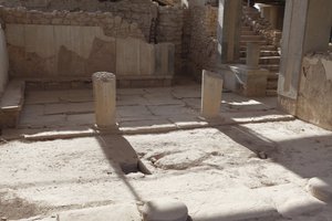 ミノア時代のファイストスの考古学的遺跡、王妃のメガロン（王妃の居室）。ファイストスの王室の部屋」の最南端。床には石膏が敷かれ、その間を赤い漆喰が埋めていた。石膏は床にも使われていた。 作： Minoan