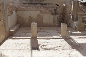 ミノア時代のファイストスの考古学的遺跡、王妃のメガロン（王妃の居室）。ファイストスの王室の部屋」の最南端。床には石膏が敷かれ、その間を赤い漆喰が埋めていた。石膏は床にも使われていた。 作： Minoan