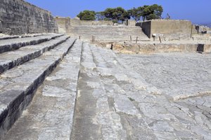 ミノア時代のファイストスの遺跡。西宮と劇場のエリア。宮殿のファサードと中央玄関の前にある大きな舗装された中庭（紀元前1900年〜1700年）。この中庭は住民の生活に重要な役割を果たしていた。の足元には 作： Minoan