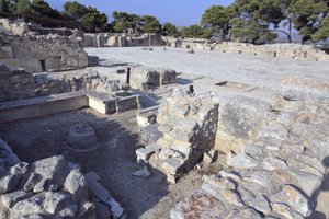 ミノア時代のファイストスの考古学的遺跡。中央中庭と「ベンチ神社」：小さな長方形の部屋で、神の崇拝品や置物を支えるための低いベンチが壁をぐるりと囲んでいる。そのうちのいくつかからは、女性の像や祭祀用の容器、神像などが見つかっている。